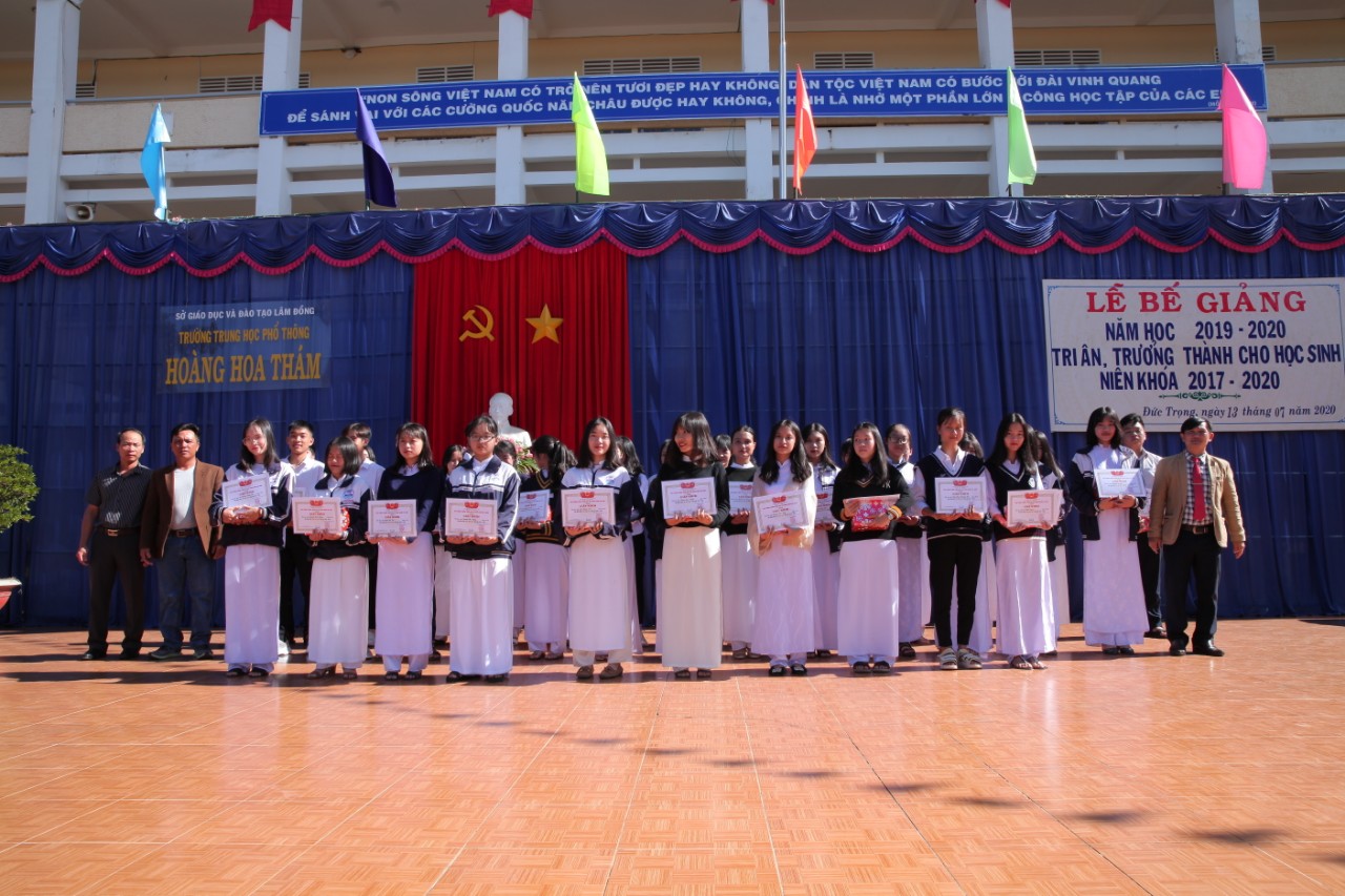 Thầy Võ Hùng Phi Phó hiệu trưởng và các bác trong ban đại diện cha mẹ học sinh trao thưởng cho học sinh giỏi năm học 2019 2020
