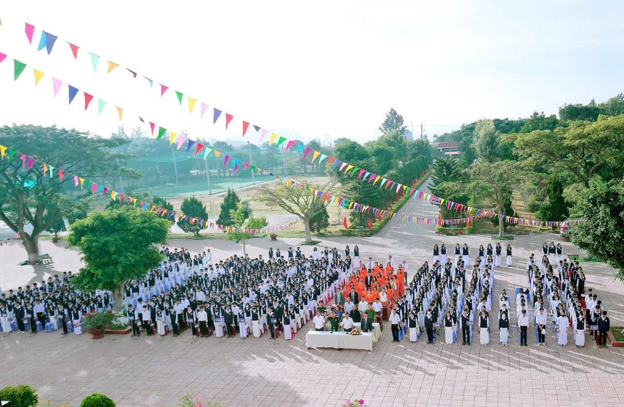 Toàn thể quý đại biểu, cán bộ giáo viên, nhân viên và học sinh