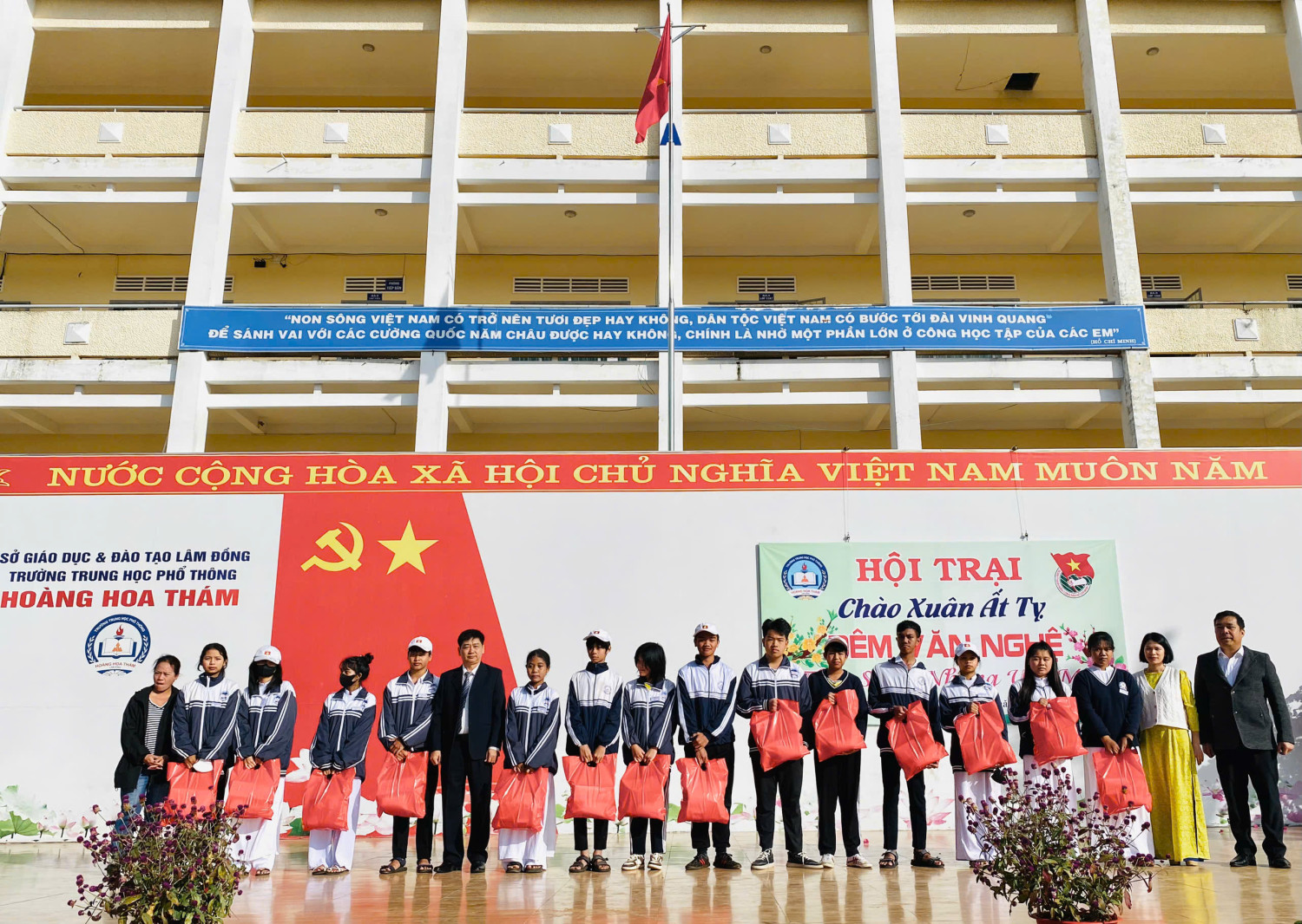 Trao quà tết cho học sinh có hoàn cảnh khó khăn