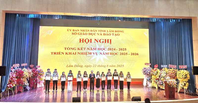 Tỏa sáng tinh thần hiếu học của học sinh THPT Hoàng Hoa Thám trong kỳ thi TN THPT 2025