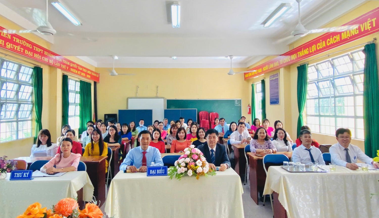 Hội nghị cán bộ, viên chức, người lao động trường THPT Hoàng Hoa Thám năm học 2025 - 2026