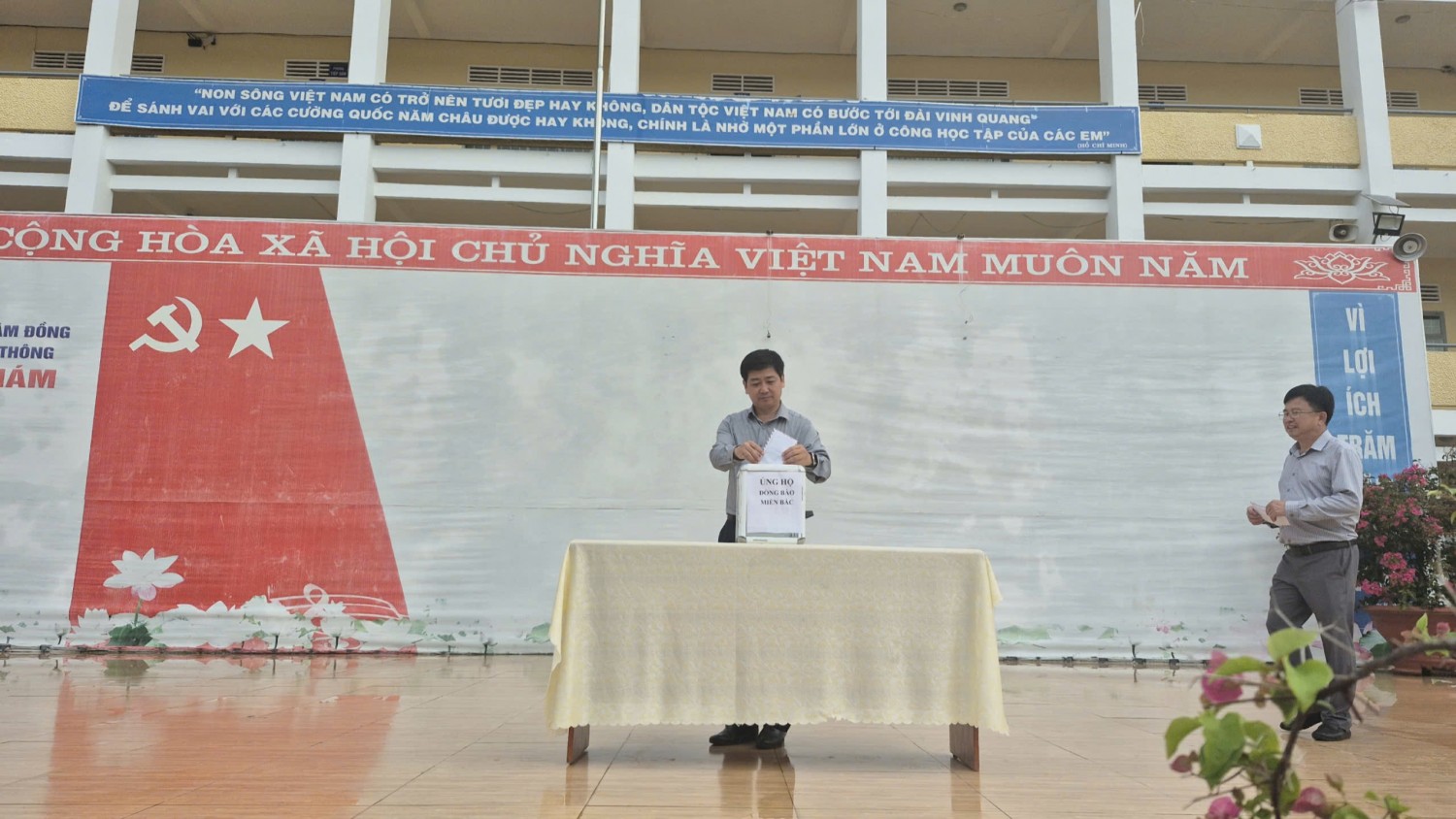 TRƯỜNG THPT HOÀNG HOA THÁM THAM GIA ỦNG HỘ GIÚP ĐỠ ĐỒNG BÀO KHẮC PHỤC THIỆT HẠI DO BÃO SỐ 10 GÂY RA