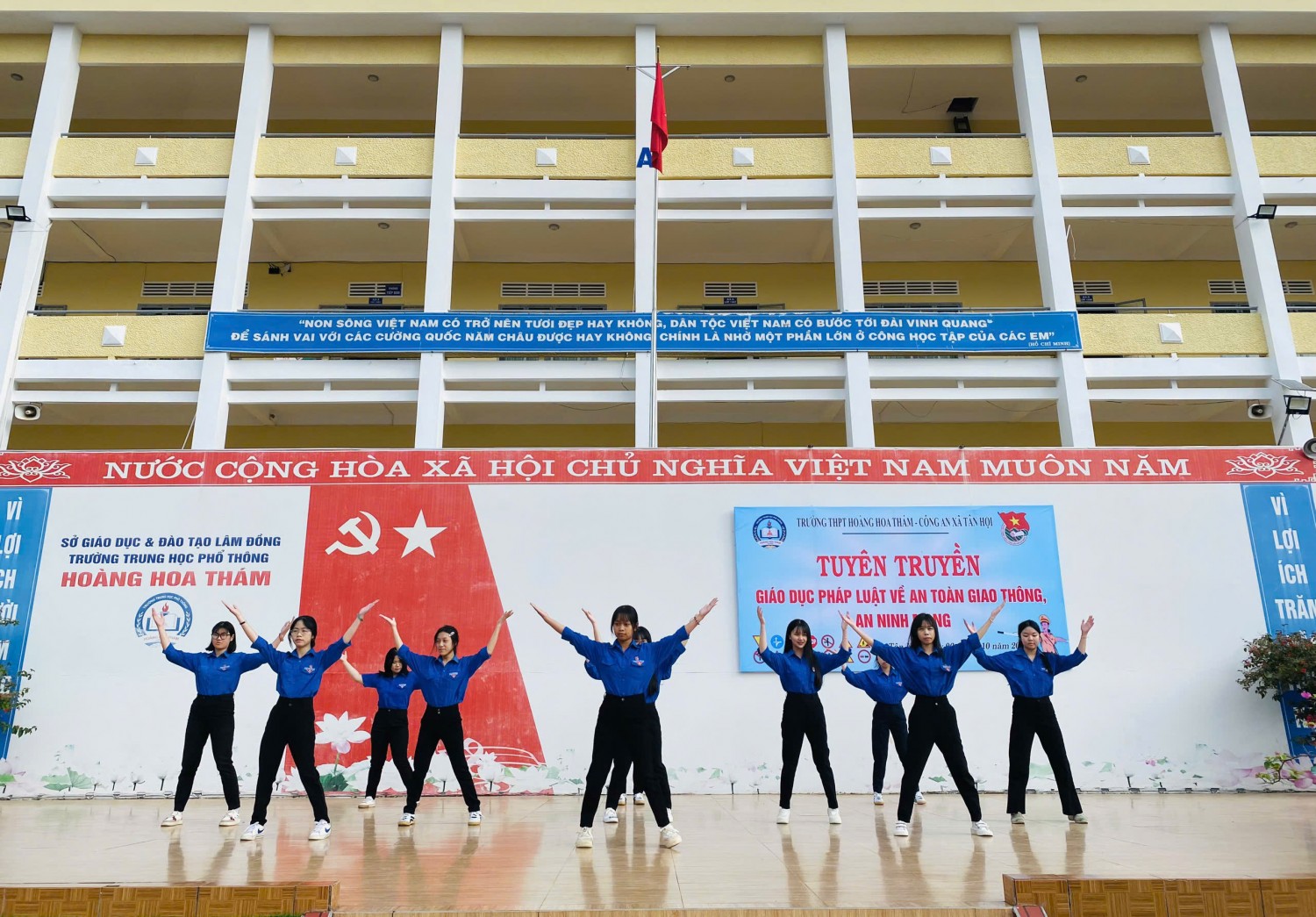 HOẠT ĐỘNG TUYÊN TRUYỀN PHÁP LUẬT AN TOÀN GIAO THÔNG VÀ AN NINH MẠNG