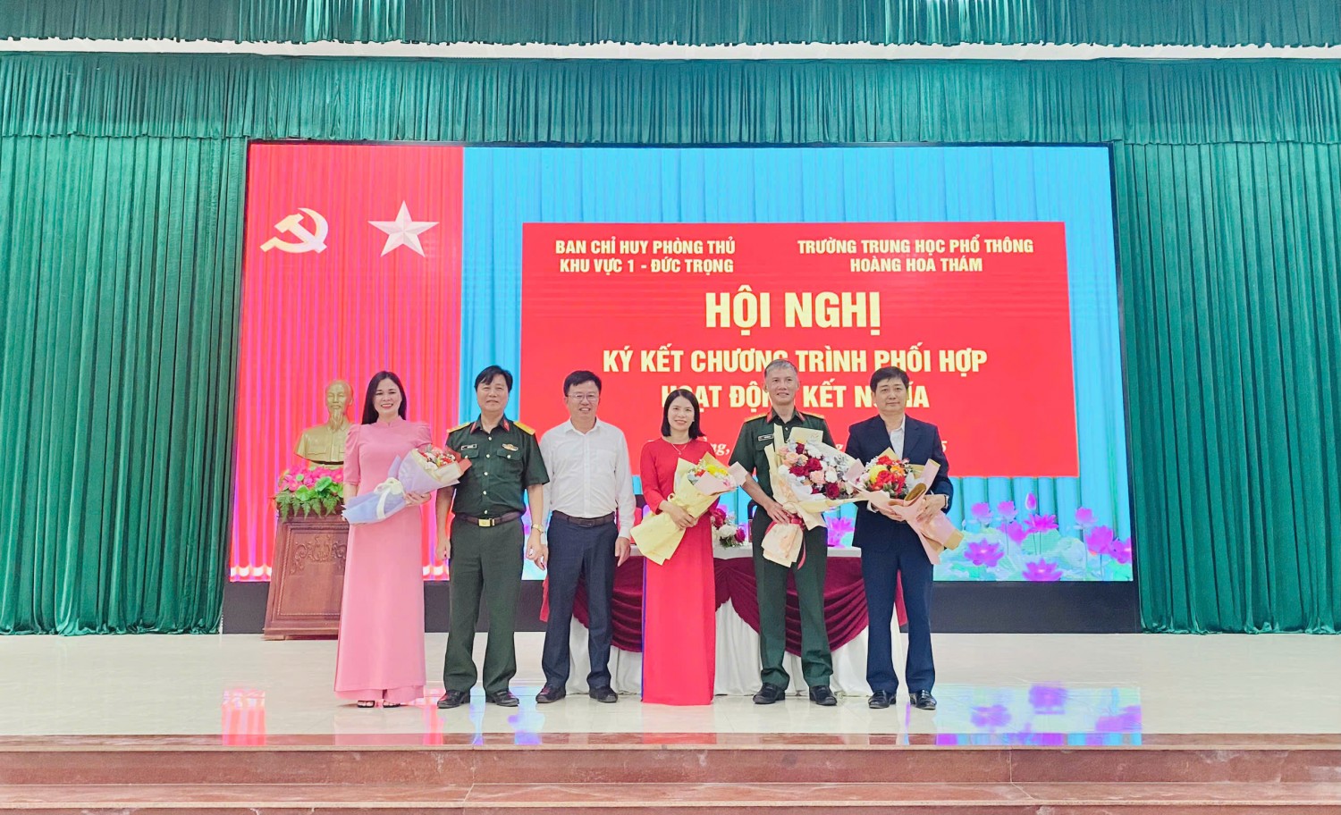 Hình 2 BGH trường THPT HHT và đại diện Ban chỉ huy quân sự PTKV1 ký kết