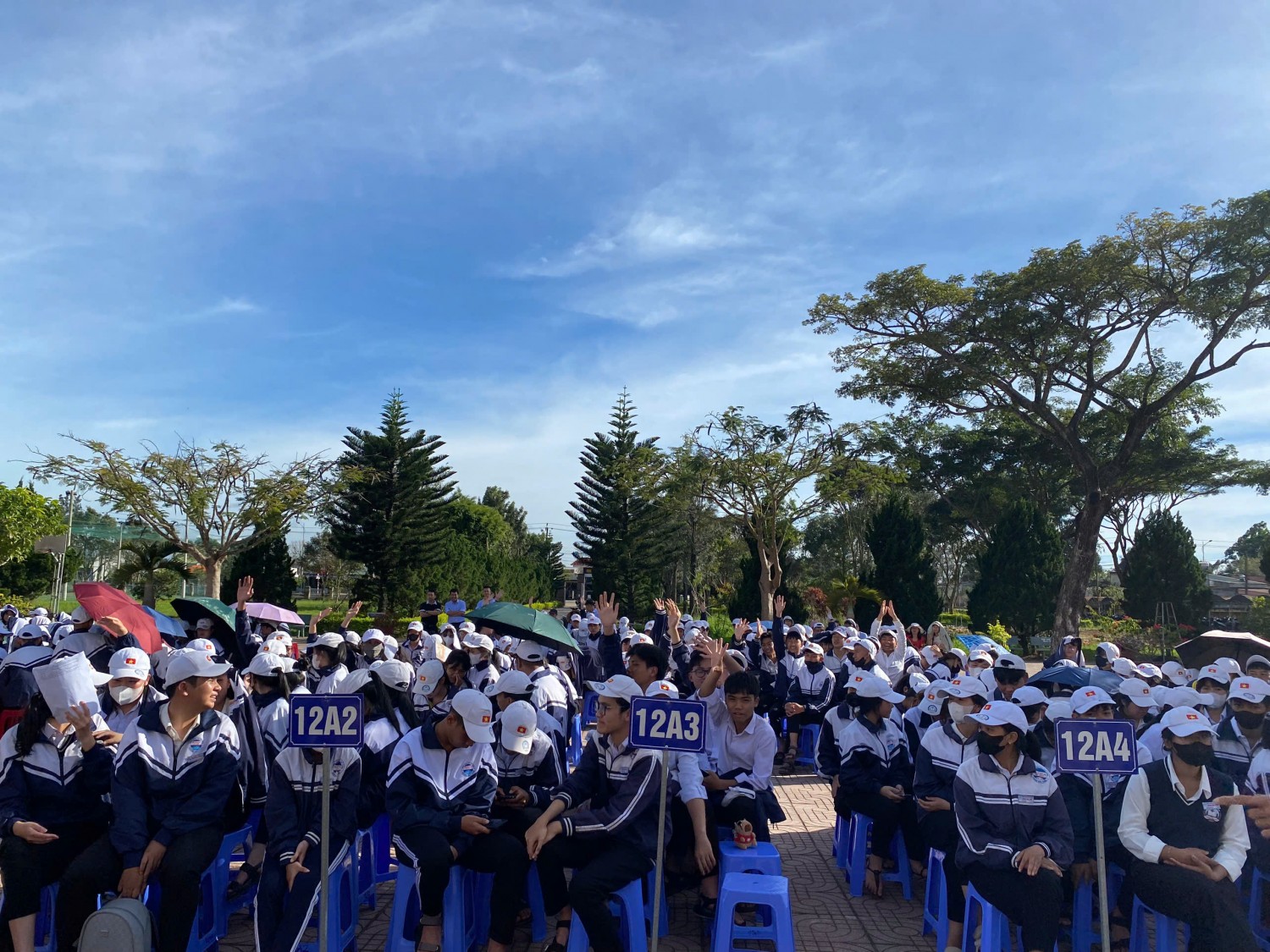 '''''A group of people in white hats
AI-generated content may be incorrect.'''''