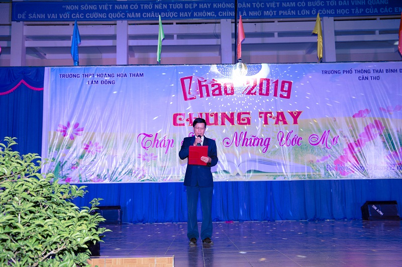 Thầy Hiệu trưởng phát biểu khai mạc đêm Hội diễn văn nghệ