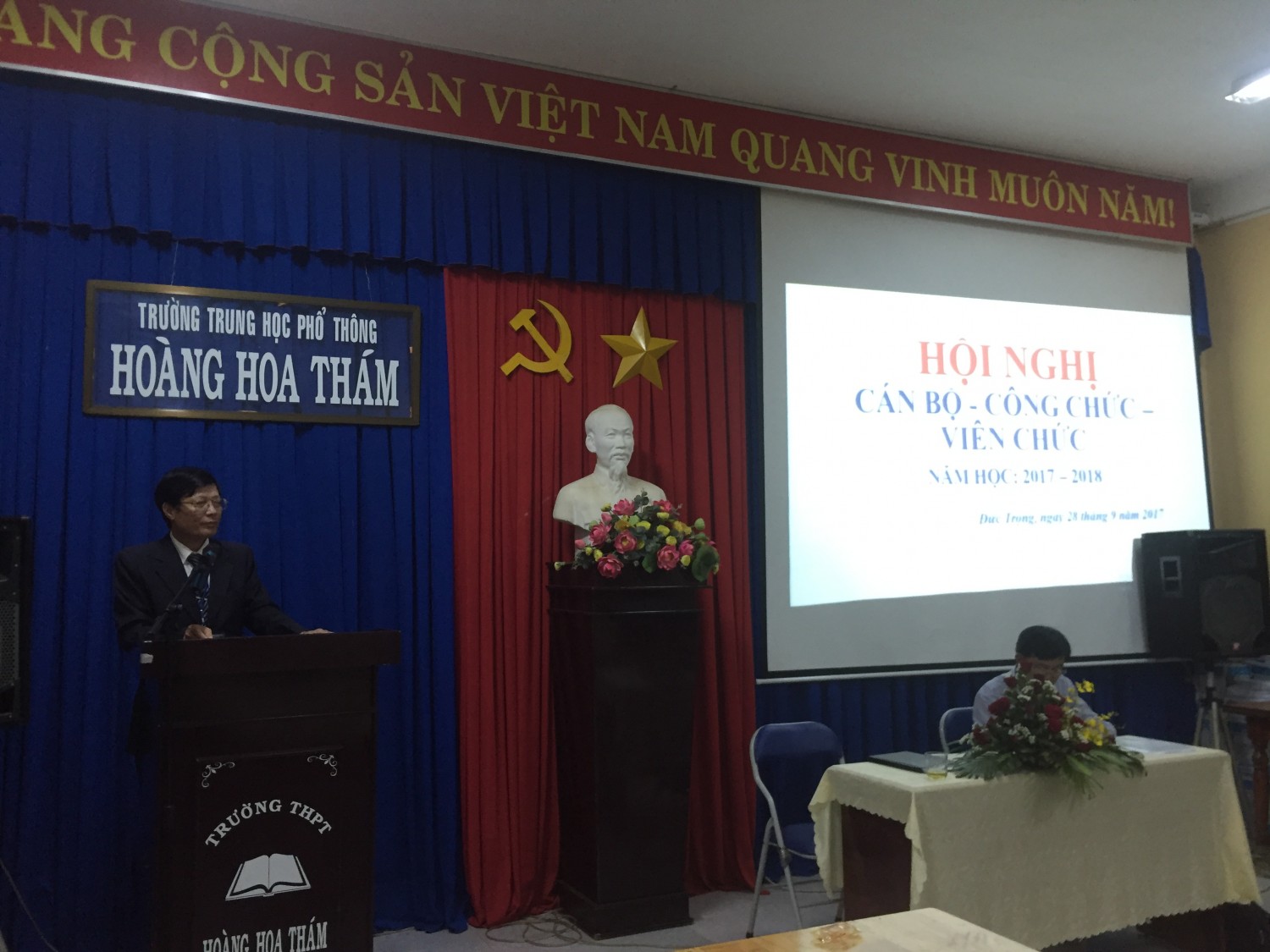 Thầy Đỗ Văn Thắng Hiệu trưởng nhà trường thông qua báo cáo tổng kết năm học 2016-2017 và Kế hoạch năm học 2017-2018