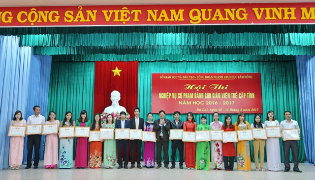 Các đồng chí trong Ban Giám đốc Sở, lãnh đạo Công đoàn Ngành, Ban Tổ chức, Ban Giám khảo Hội thi trao giấy chứng nhận cho các giáo viên đạt kết quả tại Hội thi