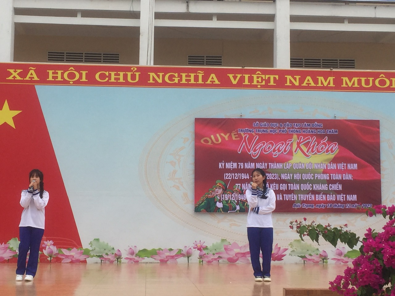 Ca khúc Nơi đảo xa mở màn chương trình do hai em học sinh nữ của nhà trường thể hiện